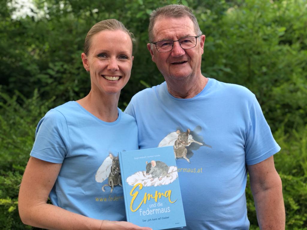 Autorin Margit Wickhoff mit ihrem Papa und dem Buch Emma und die Federmaus