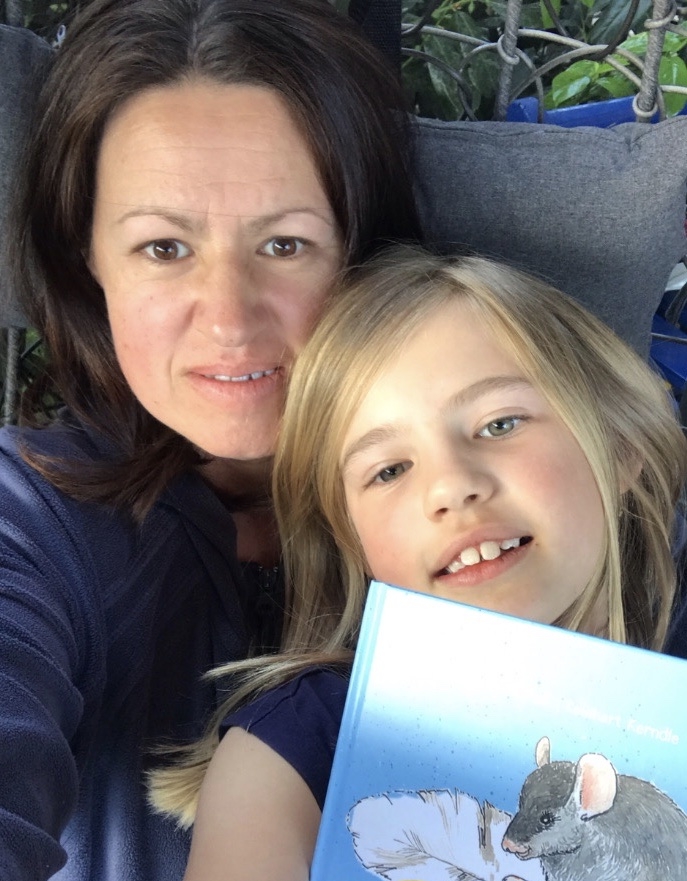 Mama & Tochter mit Federmaus-Buch
