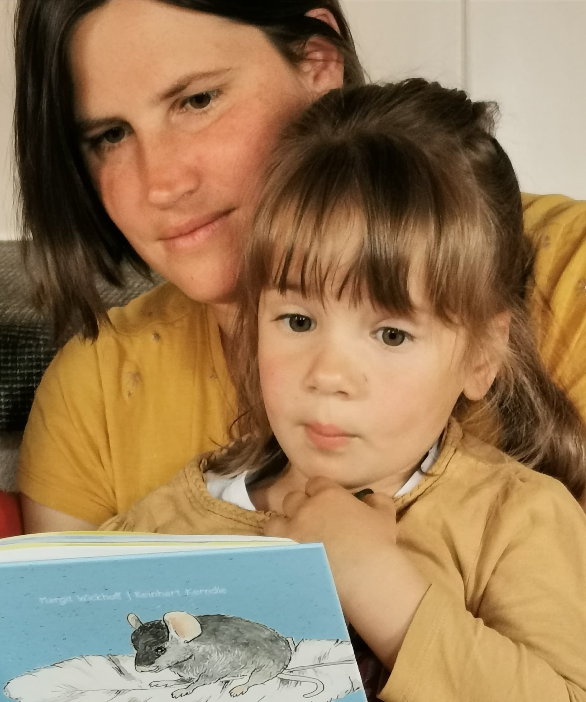 Mama & Tochter beim Lesen des Federmaus-Buches