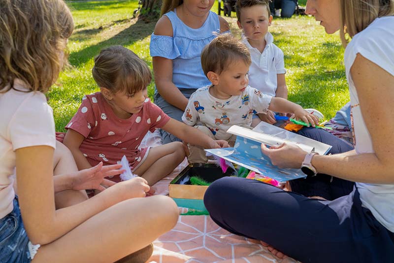 Kinder mit Federn